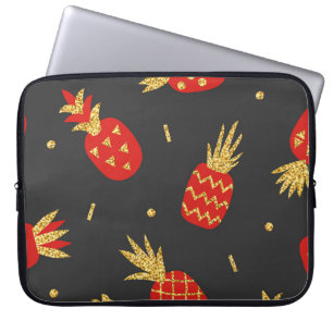 Capa Para Notebook Abacaxi vermelho, brilho, fundo preto.