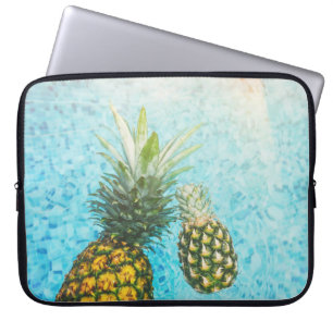 Capa Para Notebook Abacaxis na piscina