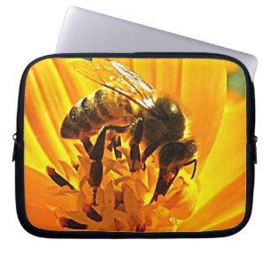 Capa Para Notebook Abelha em uma flor