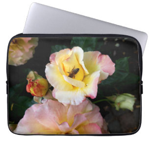 Capa Para Notebook Abelha nas flores amarelas cor-de-rosa