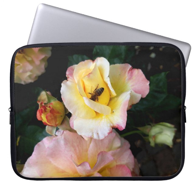 Capa Para Notebook Abelha nas flores amarelas cor-de-rosa (Frente)