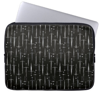 Capa Para Notebook Adagas e Espadas repetindo padrão sombrio