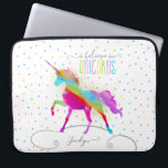 Capa Para Notebook Adicione o brilho Dourado personalizado nome do<br><div class="desc">Um unicórnio do arco-íris em um céu das bolinhas e do brilho… o presente perfeito para uma menina especial que acredite na mágica e nos unicórnios.</div>