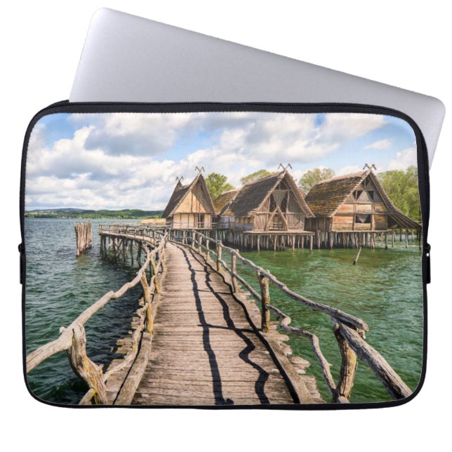Capa Para Notebook Água | Casas De Inclinação Sobre A Água (Frente)