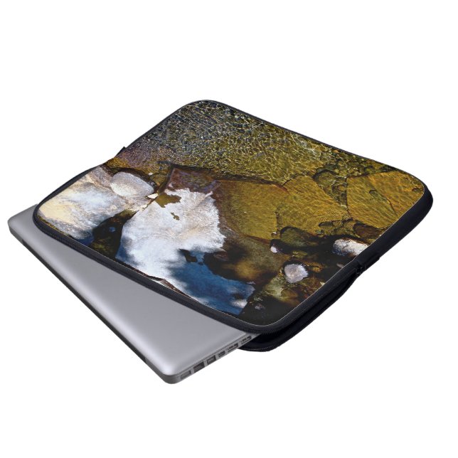 CAPA PARA NOTEBOOK ÁGUA VERDE BRILHANTE COM PEDRAS E NEVE (Frente Inferior)