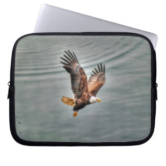 Capa Para Notebook Águia Bald Americana Voando Sobre O Oceano