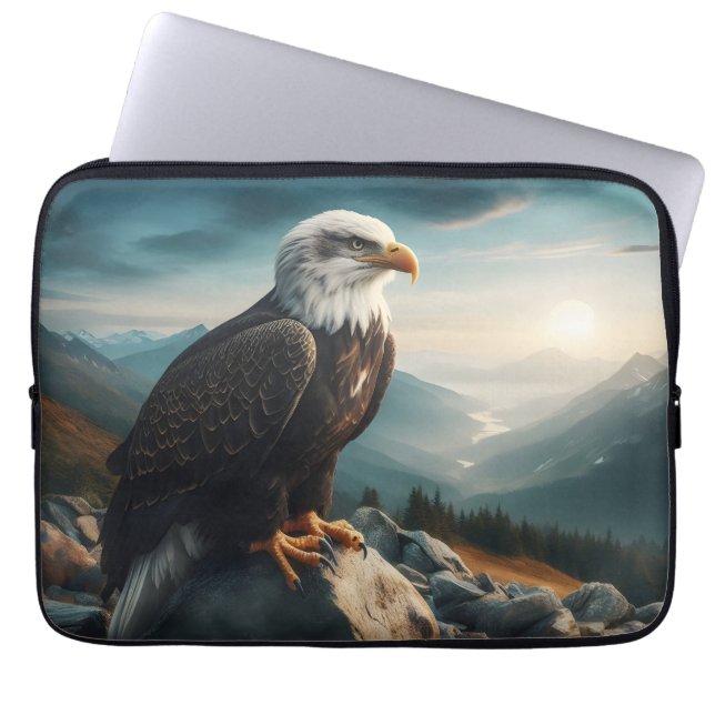 Capa Para Notebook Águia Empoleirada em Terreno Rochoso (Frente)
