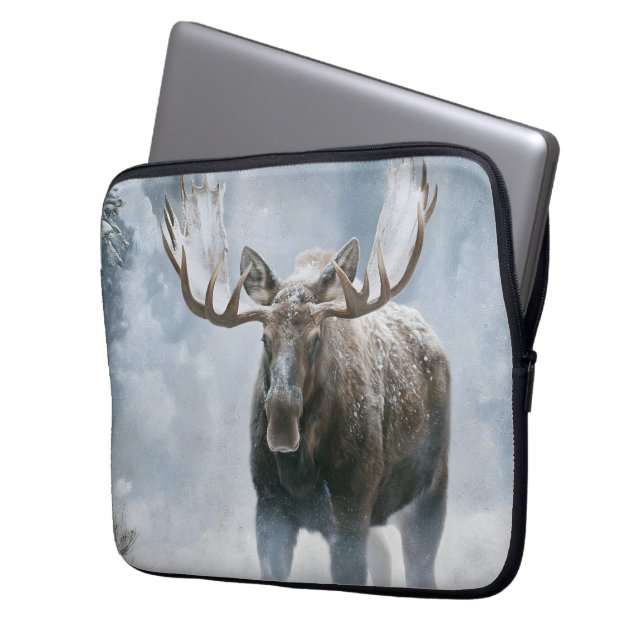 Capa Para Notebook Alce Macho Caminhando pela Neve Boreal (Frente Esquerda)