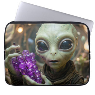 Capa Para Notebook Alienígena Estelar segurando Uvas Cristalinas
