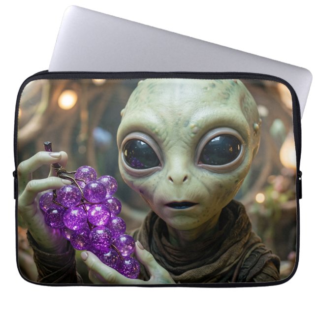 Capa Para Notebook Alienígena Estelar segurando Uvas Cristalinas (Frente)
