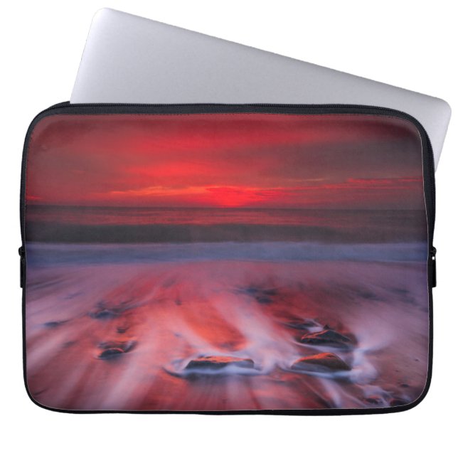 Capa Para Notebook Alvorecer sobre o mar tormentoso (Frente)