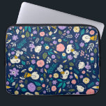 Capa Para Notebook Amendoins No Padrão De Sangue<br><div class="desc">Dê uma olhada neste design super fofo com Snoopy,  Woodstock,  Charlie Brown & Lucy em um padrão floral colorido.</div>