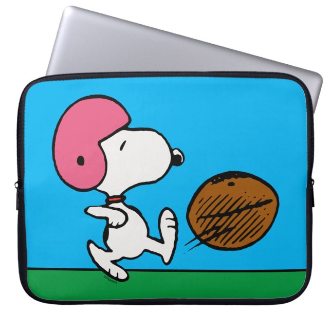 Capa Para Notebook Amendoins | Snoopy Football Kicker (Frente)