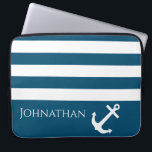 Capa Para Notebook Âncora e faixas mínimas náuticas<br><div class="desc">Listras minimalistas e Design de Âncora Personalize seu nome (ou exclua todo o texto!) e cor de fundo (mostrada como azul), adicione suas próprias imagens, etc... depende de você, é um modelo! :) Verifique se há itens correspondentes no compro.</div>