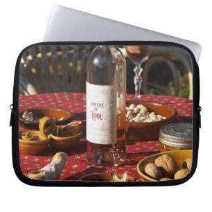 Capa Para Notebook Aperitivo e aperitivos preparados: pão, azeitonas,