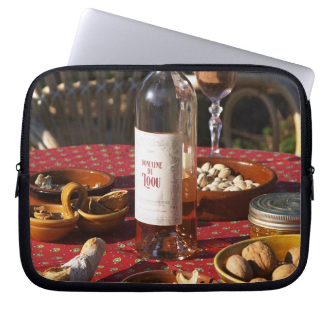 Capa Para Notebook Aperitivo e aperitivos preparados: pão, azeitonas, (Frente)
