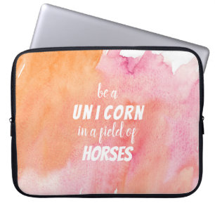 Capa Para Notebook Aquarela Ser um Unicórnio num Campo de Cavalos