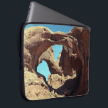 Capa Para Notebook Arco Duplo<br><div class="desc">É um dia quente de agosto em Arches National Park perto de Moab, Utah. Nessa fotografia colorida, dois imensos arcos Entrstone dão ao impressionante Arch Duplo seu nome. Para apreciar sua maciez, encontre a minúscula pessoa na foto, subindo para fora da sombra do arco de primeiro plano. O arco de...</div>