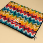 Capa Para Notebook Arco-íris Colorido Vintage Chevron Monograma<br><div class="desc">Apresentando nosso design de monograma na moda,  mostrando grandes iniciais de tipografia em uma fonte clássica eterno,  complementada pelo seu nome abaixo e enfeitiçada com faixas coloridas em arco-íris.</div>