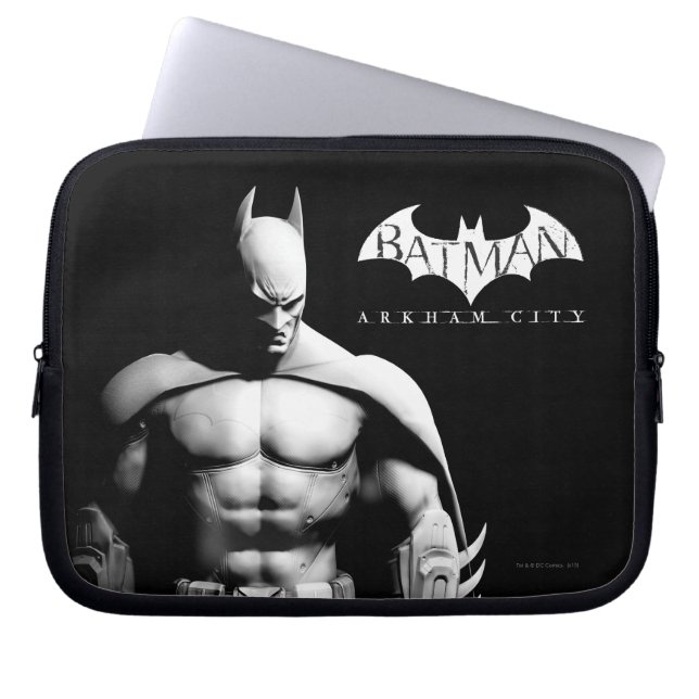 Capa Para Notebook Arkham City | Batman Black and White Wide Pose (Frente)