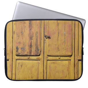 Capa Para Notebook Armário de madeira marrom fechado