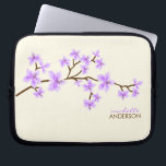 Capa Para Notebook Árvore das flores de cerejeira da lavanda<br><div class="desc">A bolsa de laptop personalizada caracteriza uma ilustração bonita do vetor do as flores de cerejeira ou a árvore de sakura. Personalize com seu nome,  monograma,  iniciais ou texto de sua escolha. 
 Mujka</div>