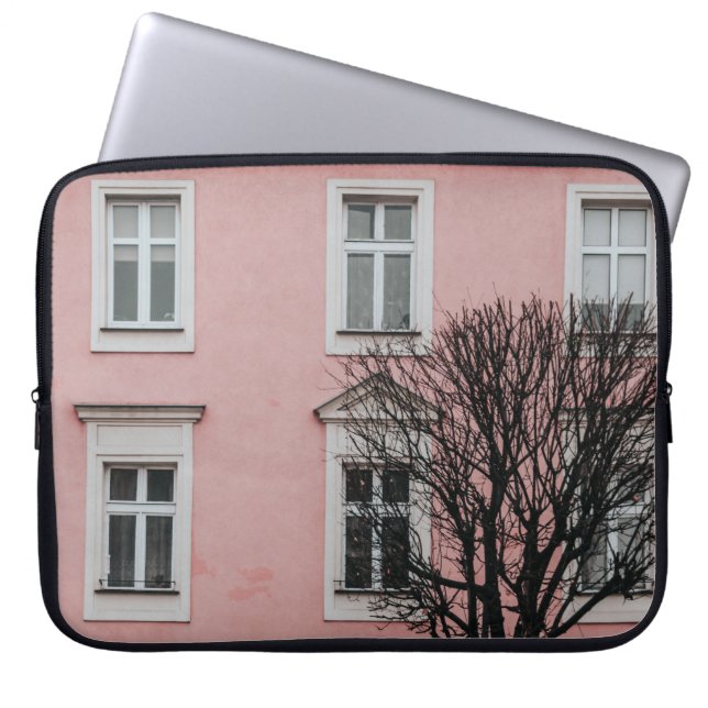 CAPA PARA NOTEBOOK ÁRVORE EM FRENTE À CONSTRUÇÃO DE PINTOS (Frente)