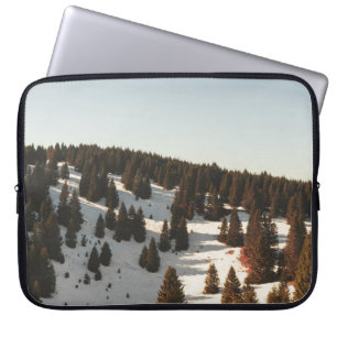 CAPA PARA NOTEBOOK ÁRVORES DE PINOS VERDES
