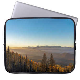 CAPA PARA NOTEBOOK ÁRVORES DE PINOS VERDES NA MONTANHA SOB O CÉU AZ