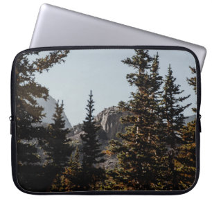 CAPA PARA NOTEBOOK ÁRVORES DE PINOS VERDES PERTO DA MONTANHA DURANTE