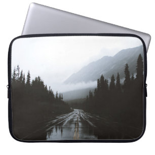 CAPA PARA NOTEBOOK ÁRVORES PERTO DA ESTRADA QUE CONDUZEM À MONTANHA