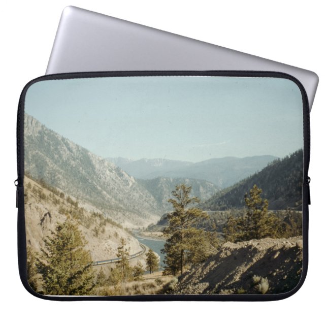 CAPA PARA NOTEBOOK ÁRVORES VERDES NA MONTANHA DURANTE O DIA (Frente)