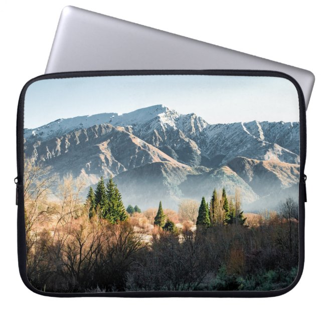 CAPA PARA NOTEBOOK ÁRVORES VERDES PERTO DA MONTANHA COBERTA PELA NEVE (Frente)
