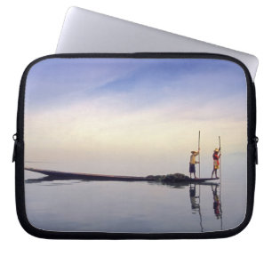 Capa Para Notebook Ásia, Birmânia, (Mianmar) Barco de pesca refletido