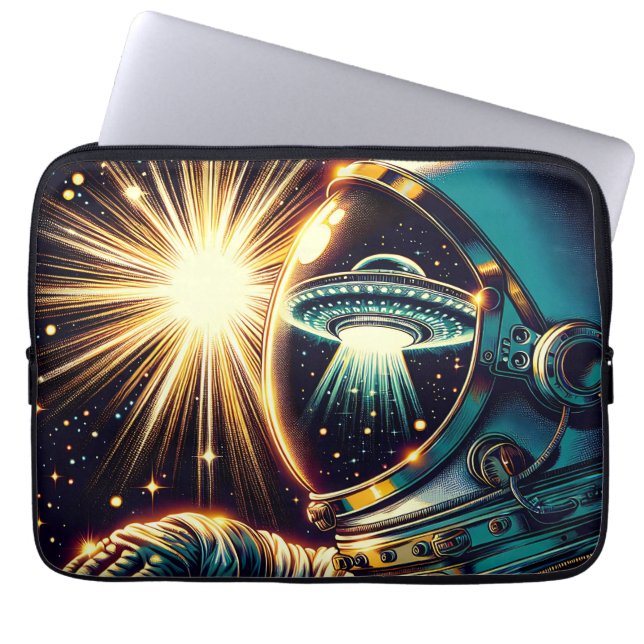 Capa Para Notebook Astronauta com Reflexo de um OVNI (Frente)