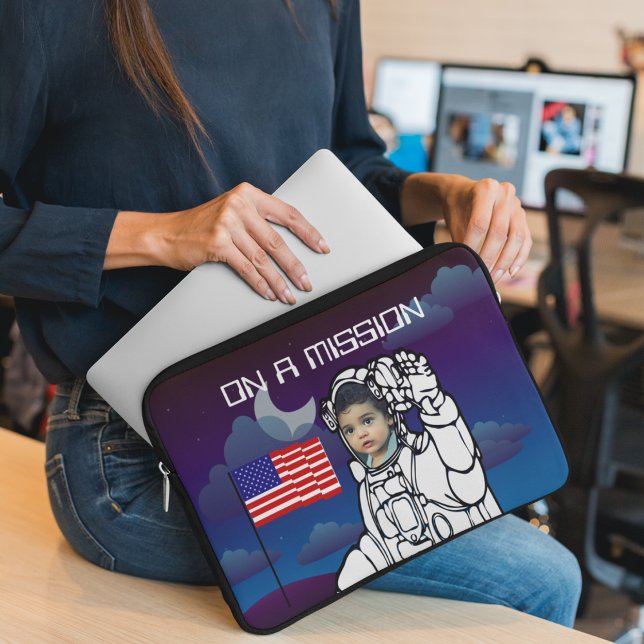 Capa Para Notebook Astronauta No Aniversário Do Menino Exterior Da Lu (Criador carregado)