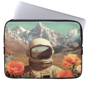Capa Para Notebook Astronauta Surrealista em Campo de Flores