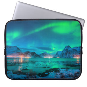 Capa Para Notebook Aurora borealis sobre a costa marítima, montanha d