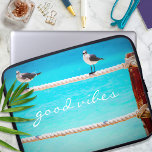 Capa Para Notebook Aves de Caivota Turquoise Ocean Foto Boas Víblias<br><div class="desc">Há boas vibrações por toda a parte sempre que usamos esta fotografia brincalhona, bolsa de laptop neoprena de gaivotas brancas e cinzas felizes relaxando numa cerca de corda contra o oceano de turquesa. Esta capa vem em três tamanhos: 15", 13" e 10". Faz um presente de excelente para alguém especial!...</div>