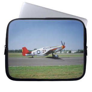 Capa Para Notebook Avião vermelho da cauda de P-51 C Tuskegee no ar
