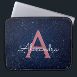 Capa Para Notebook Azuis marinhos & monograma Dourado cor-de-rosa do<br><div class="desc">Azuis marinhos e caixa elegante Dourado cor-de-rosa do monograma do brilho e da faísca do falso. Este caso pode ser personalizado para incluir seus inicial e nome com um céu nocturno celestial azul da meia-noite.</div>