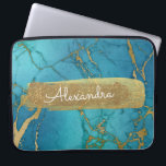 Capa Para Notebook Azul e de mármore com folha Dourado e brilho<br><div class="desc">Azuis cobaltos e mármore com folha Dourado e caso elegante do nome do monograma do brilho. Este caso pode ser personalizado para incluir seu nome.</div>