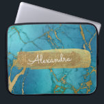 Capa Para Notebook Azul e de mármore com folha Dourado e brilho<br><div class="desc">Azuis cobaltos e mármore com folha Dourado e caso elegante do nome do monograma do brilho. Este caso pode ser personalizado para incluir seu nome.</div>