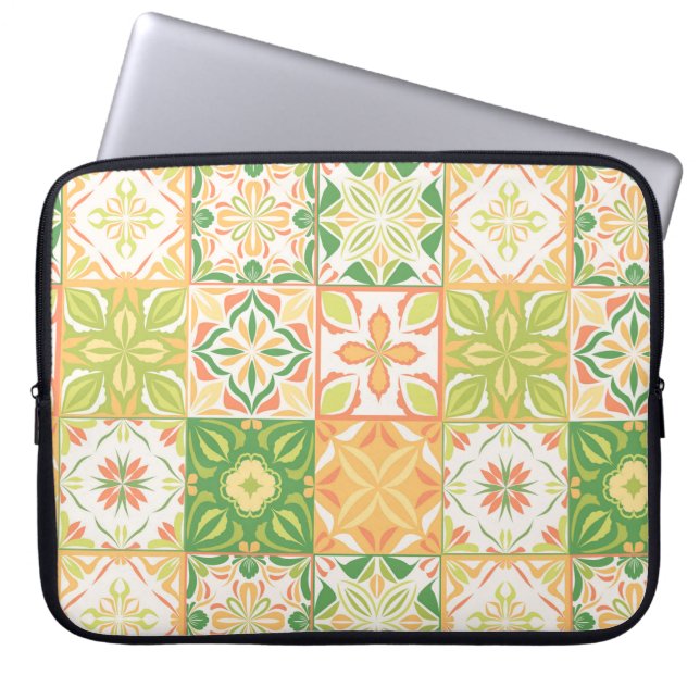 Capa Para Notebook Azulejos ornamentais em verde e amarelo (Frente)