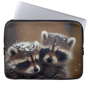 Capa Para Notebook Baby Raccoons Huddle in Falling Snow