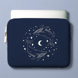 Capa Para Notebook Baleias dançarinas<br><div class="desc">Duas baleias mágicas dançando num mar de estrelas e uma lua crescente.</div>