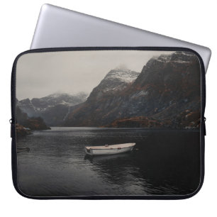CAPA PARA NOTEBOOK BARCO BRANCO NO CORPO DE ÁGUA PERTO DAS MONTANHAS
