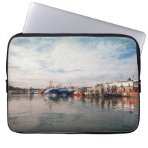 Barcos encaixados entre a paisagem das nuvens