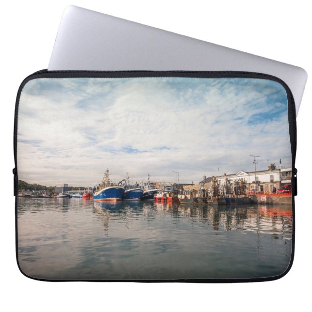 Capa Para Notebook Barcos encaixados entre a paisagem das nuvens (Frente)