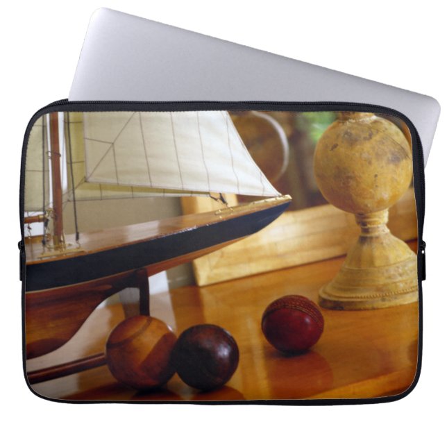 Capa Para Notebook Basebol antigos em uma mesa por um veleiro modelo (Frente)